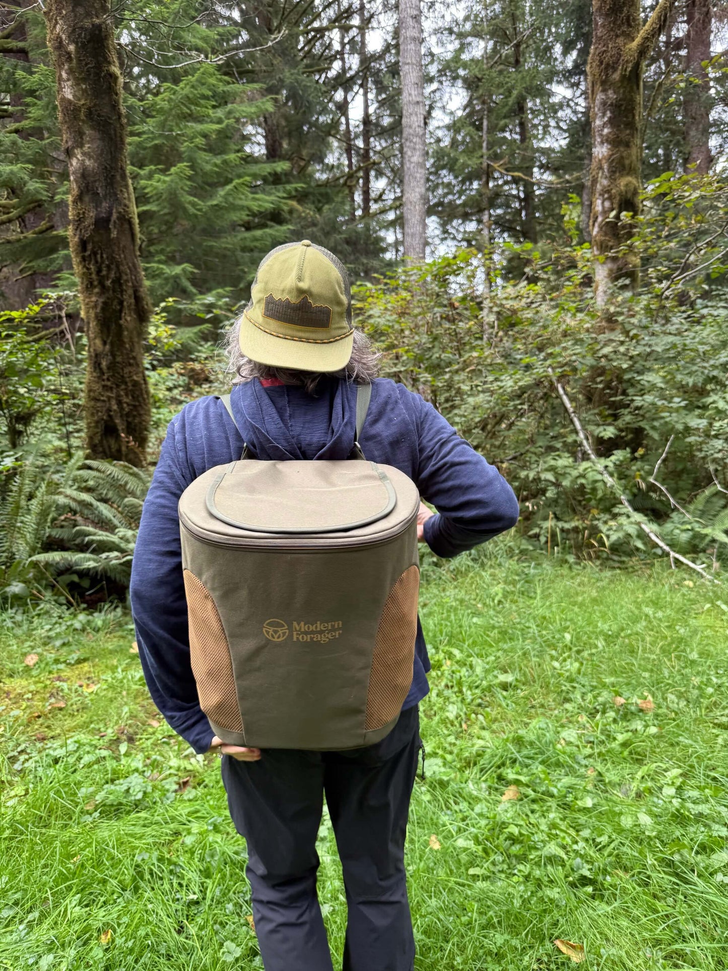 Foraging Crossbody/Backpack with Magnetic Lid and Zipper